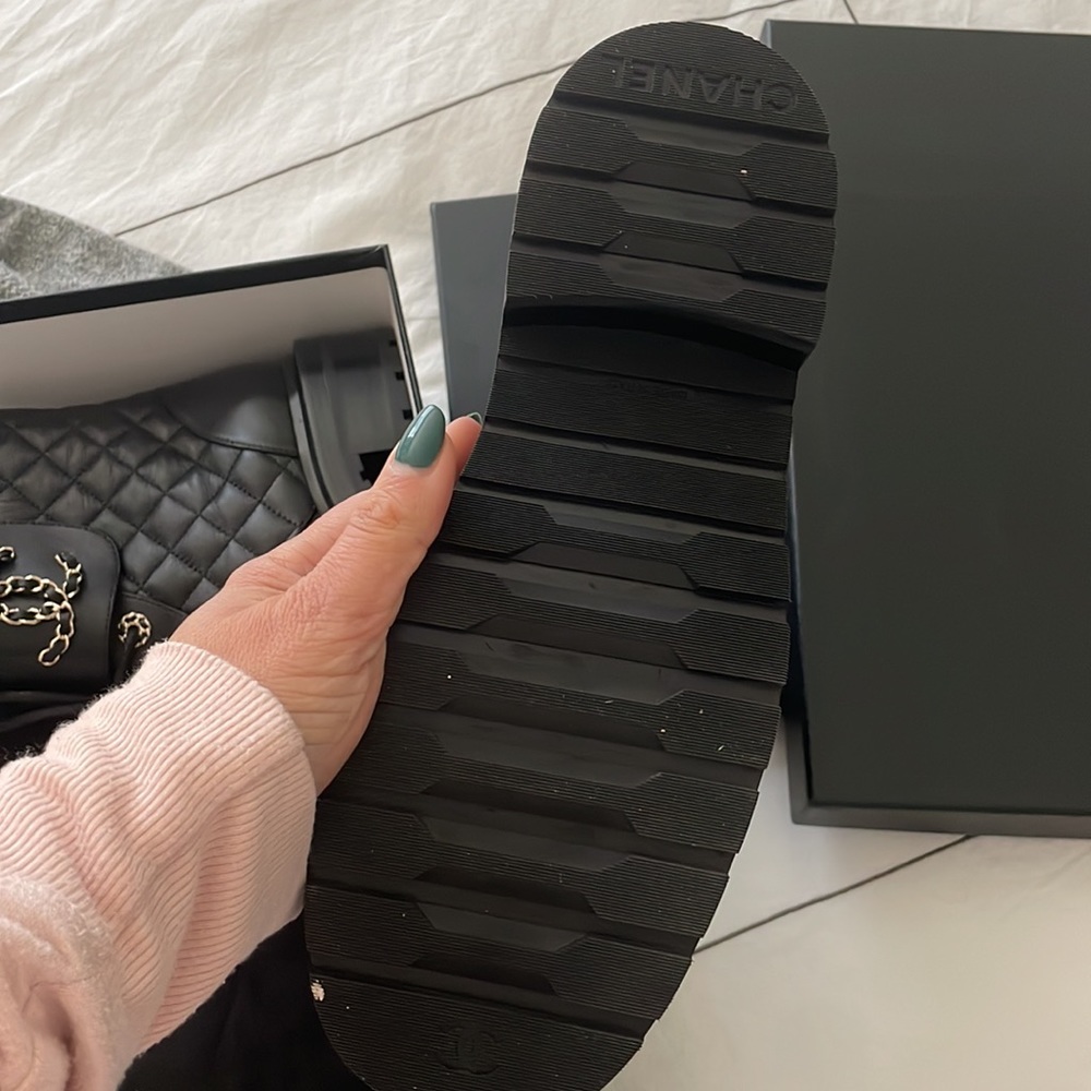 Chanel ankle combat boots in leather - Picture 2 of 6